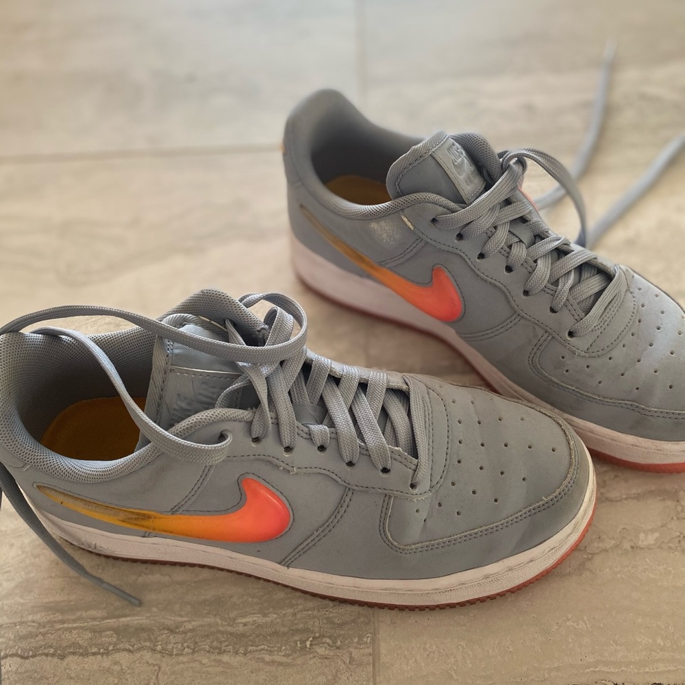 NIKE Air Force 1: Grey w/a Sunset Swoosh! Sz. 8.5
